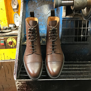 Boots Wild en cuir grainé marron foncé vue de face