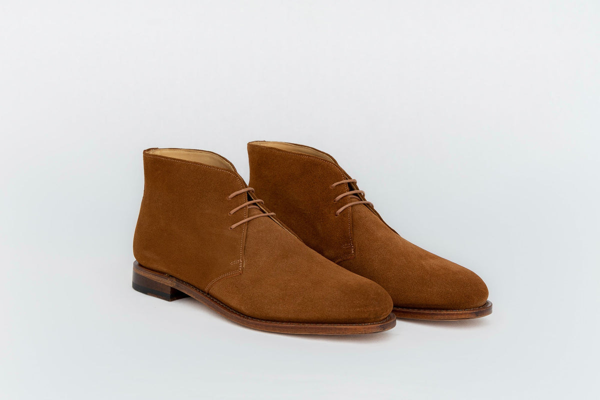 Chukka boots veau velours caramel ypsons chukka boots homme veau velours caramel vue de biais