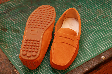 mocassins drivers souple d'été pour homme Relax en veau velours orange vue de la semelle